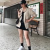 這雙在香港玩時挖到的REEBOK真的深得我心
雖然穿了之後鞋子表面跑了不少紋路出來
但是大大的魔鬼粘跟厚厚圓圓的底
真的迷惑我的心