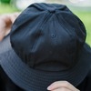 這次的漁夫帽，

選用非常經典的圓頂系列，

為版型的設計基礎，

精確的帽沿大小，

除了完美的修飾頭型外，

不會讓整體視覺顯得頭重腳輕，

遮陽功能更是發揮到極致，

材質方面選用特殊棉材質，

輕盈又透氣的材質特性，

即使在高溫濕熱的台灣天氣，

也能夠長時間依舊能保持乾爽不悶熱，

是款非常經典的必備帽款。