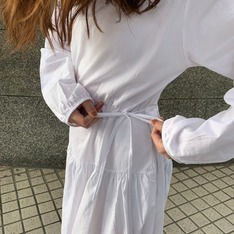 ONSATURDAY 的 綁帶長洋裝 綁帶細節照