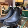 來自英國經典品牌Barbour的切爾西雨靴，讓我也能在雨天漫步中走出屬於我的時尚！