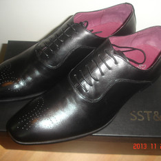 SST&C 的 黑色雕花皮鞋