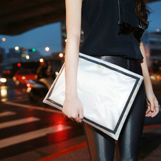 WINDOW BAG BY SOULOUT 的 CLUTCH