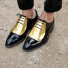 黃銅製金屬鞋面擁有完美弧度，與黑色頂級皮革搭配出絕佳質感。