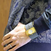 特殊金屬表面與寬版皮帶組合，是手錶也是大手環。