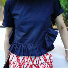 DRESS CODE 的 深藍折紋上衣