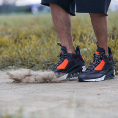 NIKE 的 NIKE AIR MAX 90