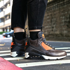 NIKE 的 NIKE AIR MAX 90