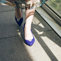 ELLE SHOPPING 的 寶藍色麂皮高跟鞋+LULUFORST飾扣