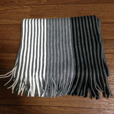 H&M 的 條紋漸層圍巾
