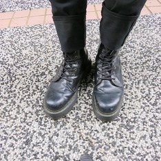 DR. MARTENS 的 厚底軍靴