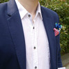 琥珀色鈕扣，藍色印花拼接在袖子上及領邊扣邊