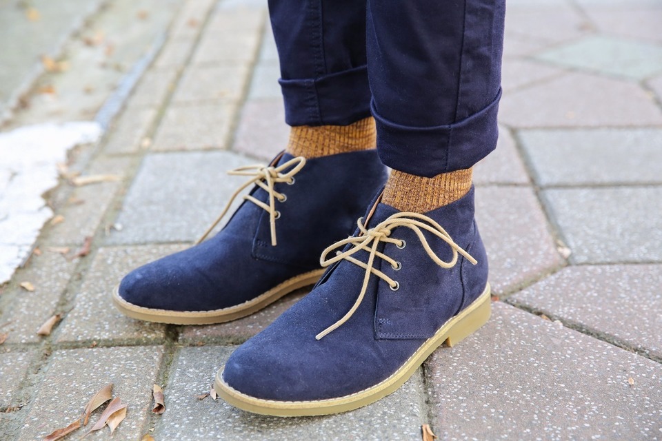 H M藍色麂皮中筒沙漠靴的穿搭資訊 Dappei