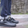 受金氏世界紀錄大全（Guinness World Records）認定、販售量世界第一的Adidas Stan Smith在商業考量之下，曾經於一度停產、於2014年才重新復刻上市。以日本來說、目前在市面上流通的Stan Smith有兩種版本，一種為adidas本家的復刻版、另一種則是ABC MART的限定販售的版本，前者售價為1,3000円（未稅）、後者則為8900円（未稅），兩者其實都是正版、僅材質上有些許的不同，ABC MART的版本則是比較偏向大眾市場、能夠輕鬆入手的「平價版」。