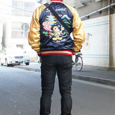 MICKEY MOUSE 的 橫須賀外套背後圖