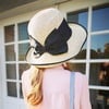 日本女孩流行的蝴蝶結設計寬沿草帽
不但可以擋太陽👒
還可以展現優雅氣息呢