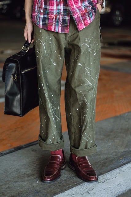 UNITED ARROWS GREEN LABEL RELAXING自製潑漆軍褲的穿搭資訊| Dappei