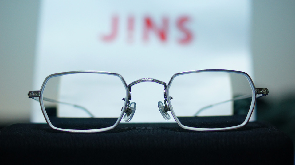 JINS 的 復古細框眼鏡